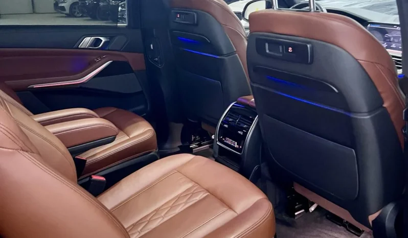 
								BMW X7 40i M Sport Shadow Line full									