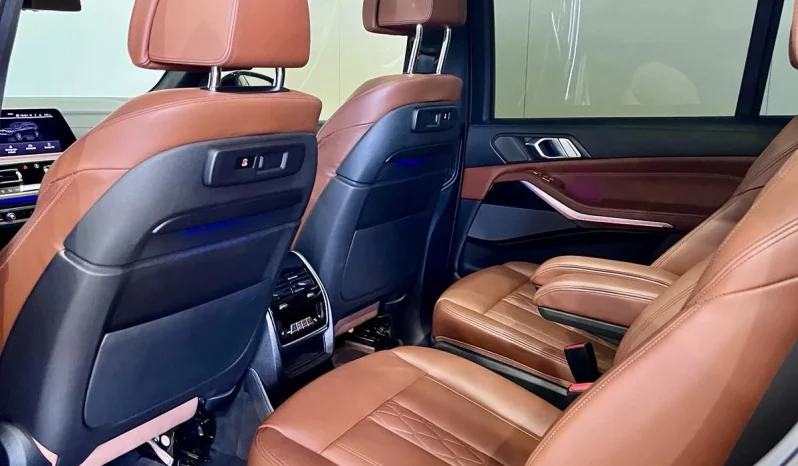 
								BMW X7 40i M Sport Shadow Line full									