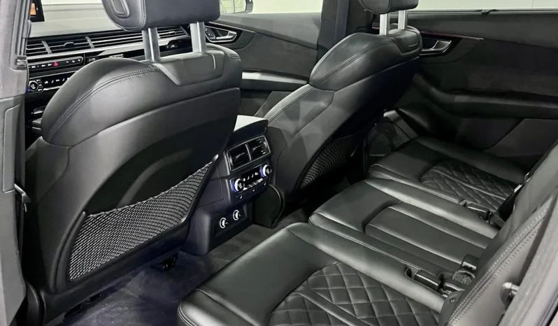 
								Audi Q7 30T Technik Black Optic full									