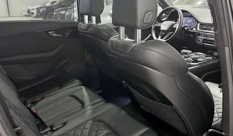 
								Audi Q7 30T Technik Black Optic full									