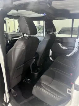 
										Jeep Wrangler Sahara Unlimited OFF Road full									