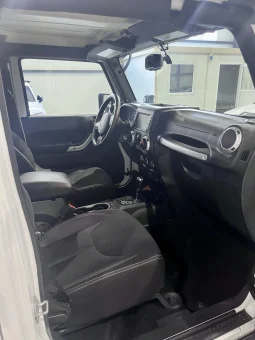 
										Jeep Wrangler Sahara Unlimited OFF Road full									