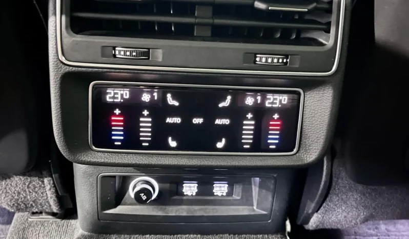 
								Audi Q8 55 TFSI S LINE full									