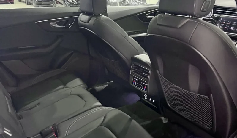 
								Audi Q8 55 TFSI S LINE full									