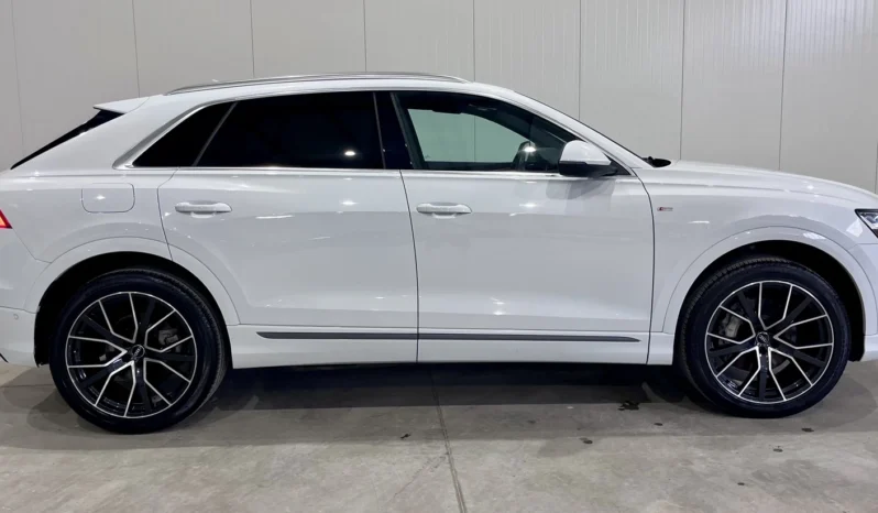 
								Audi Q8 55 TFSI S LINE full									
