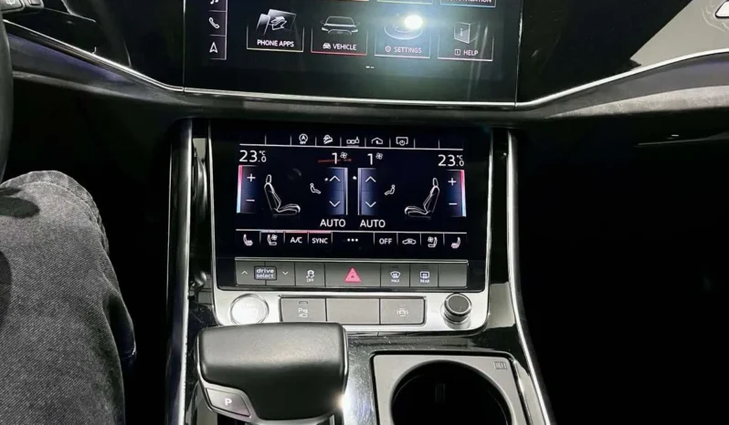 
								Audi Q8 55 TFSI S LINE full									