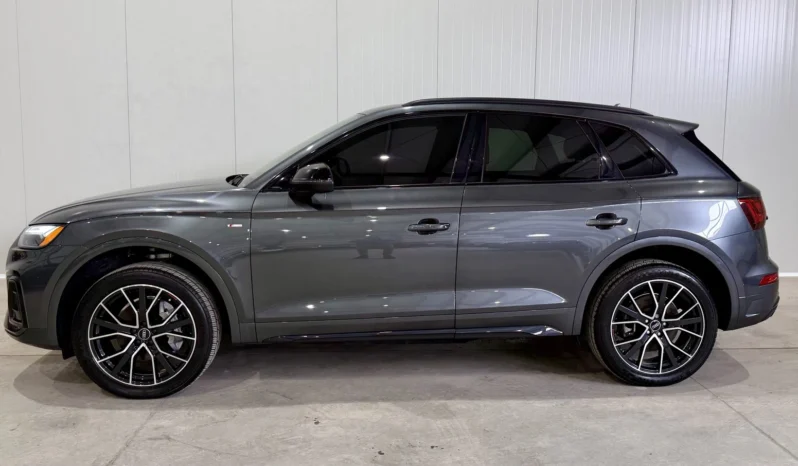 
								Audi Q5 45 TFSI Black Optic full									