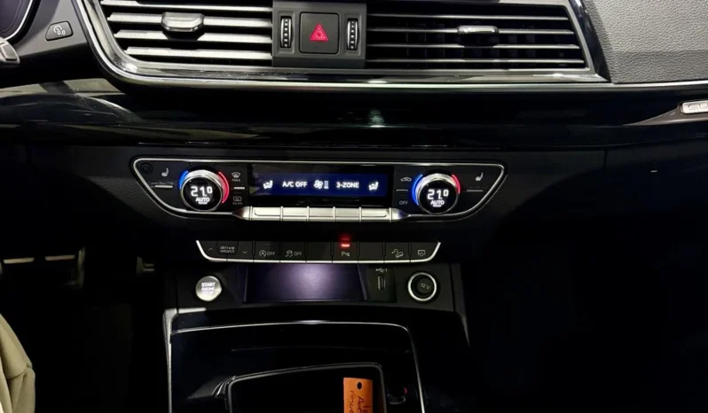 
								Audi Q5 45 TFSI Black Optic full									