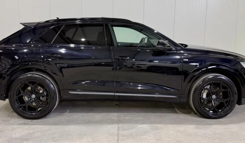 
								Audi Q8 55TFSI Technik Black Optic full									