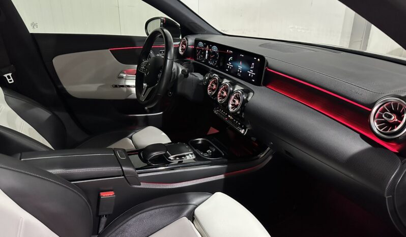 
								Mercedes-Benz CLA 250 AMG Line full									